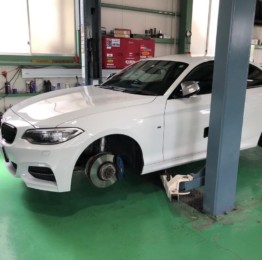 BMWF22M235iクーペ スタッドレスタイヤ→夏タイヤ入れ替えバランス作業❗️