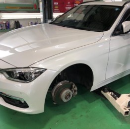 BMWF31320dツーリング ホイールバランス測定&調整❗️福生市K様BMWF31320dツーリング